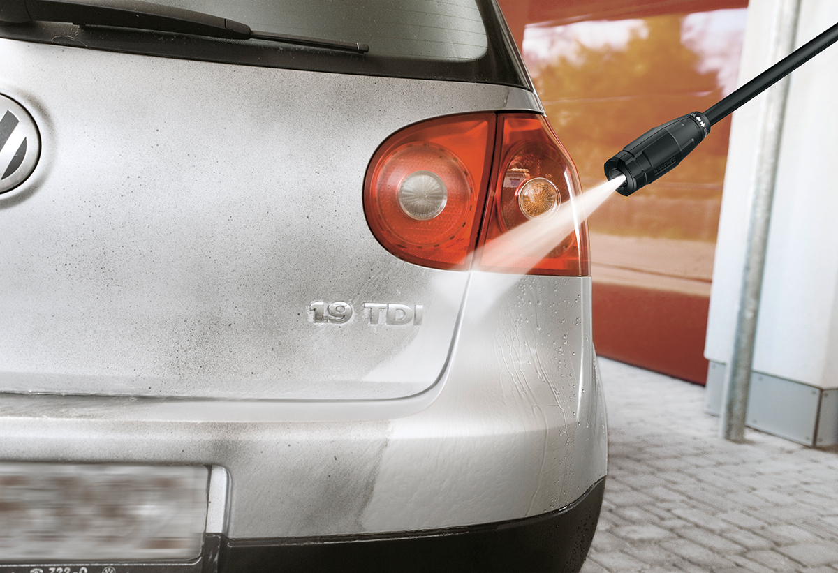 Ο χρήστης καθαρίζει ένα αμάξι.